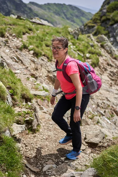 Mulher Caminhando Uma Trilha Nas Montanhas Conceito Ativo Férias — Fotografia de Stock