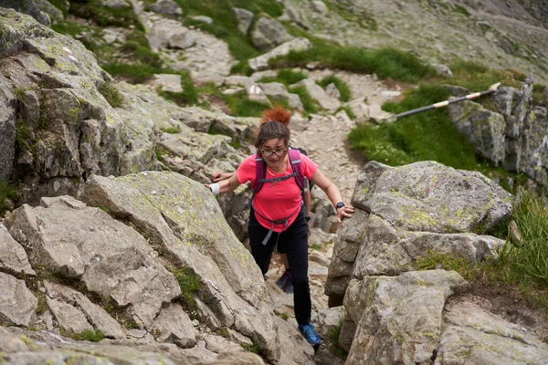 Due Donne Escursioniste Con Zaini Che Camminano Sentiero Tra Montagne — Foto Stock
