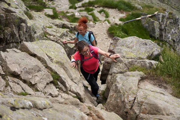 Dos Mujeres Excursionistas Con Mochilas Senderismo Sendero Las Montañas Rocosas —  Fotos de Stock