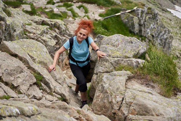 山のトレイルでハイキングする女性 アクティブな休日のコンセプト — ストック写真