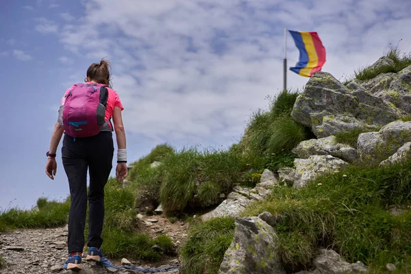 Kobieta Wędrująca Szlakiem Osiągająca Szczyt Negoiu Drugiej Wysokości Góry Rumunii — Zdjęcie stockowe