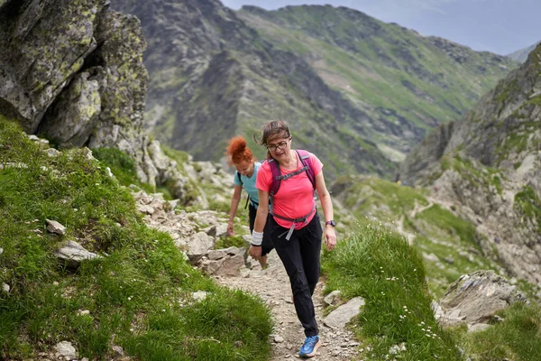 Две Женщины Туристки Рюкзаками Ходят Тропе Скалистых Горах Стоковое Фото