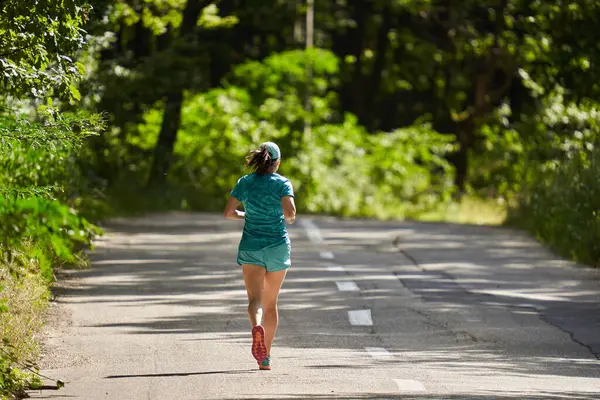 Femme Coureuse Jogging Sur Sentier Dans Forêt — Photo