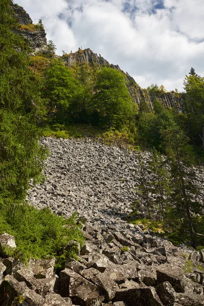 溶岩が速く乾燥したときに発生する自然現象 ルーマニアのデトルネレからのバルト地質コラム形成 — ストック写真