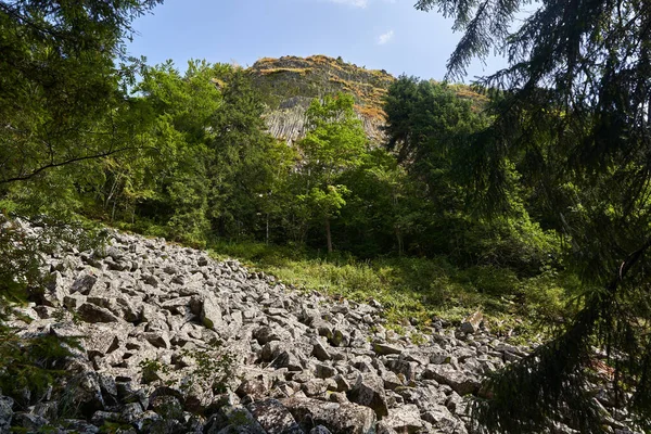 罗马尼亚Detunatele的玄武岩地质柱地层 熔岩干枯快 自然现象就会发生 图库图片