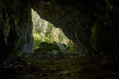 Kireçtaşı dağlarında milyonlarca yılda oluşan karanlık mağara.