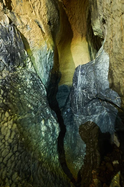 Dunkle Höhle Die Millionen Von Jahren Den Kalksteinbergen Entstanden Ist — Stockfoto
