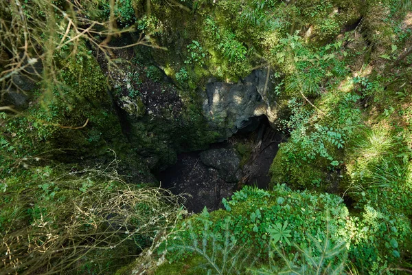石灰岩の山で何百万年も形成された暗い洞窟 — ストック写真