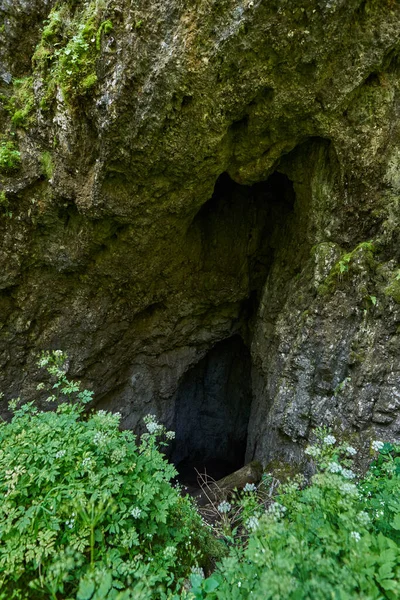 Темна Печера Сформувалася Мільйони Років Вапнякових Горах — стокове фото