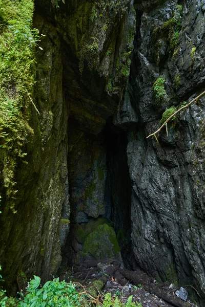 Grotte Sombre Formée Millions Années Dans Les Montagnes Calcaire Images De Stock Libres De Droits