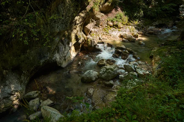 Нетронутый Рай Румынских Горах Речным Ущельем Нетронутыми Водами Мшистыми Валунами — стоковое фото