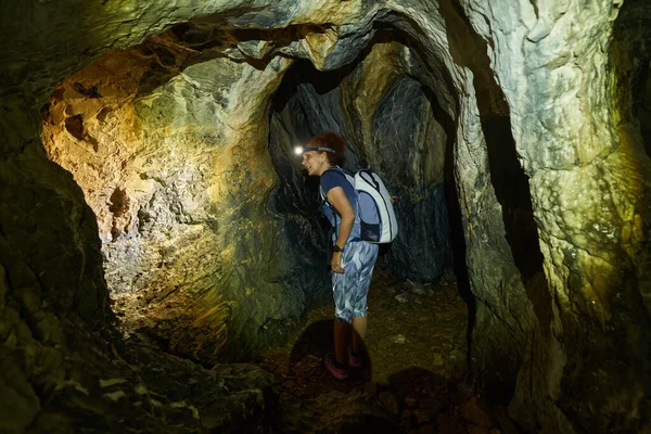 Woman Hiker Backpack Exploring Cave Underground — Stock Photo, Image