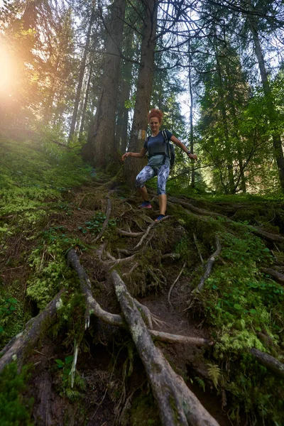 山林でハイキングバックパックと女性ハイカー — ストック写真