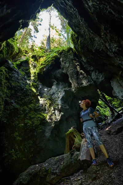 Женщина Туристка Рюкзаком Исследует Подземную Пещеру — стоковое фото