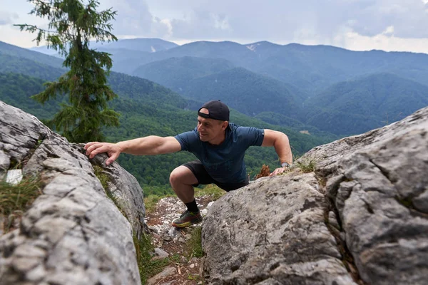 人类自由地爬上了高山悬崖的岩石表面 — 图库照片