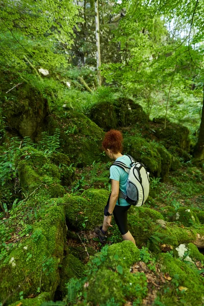 Женщина Туристка Рюкзаком Походы Горный Лес — стоковое фото