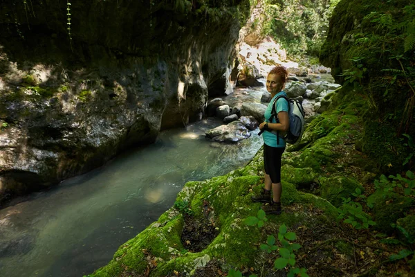 Woman Hiker Backpack Exploring Wild Gorges River Rapids Huge Moss — Stock Photo, Image