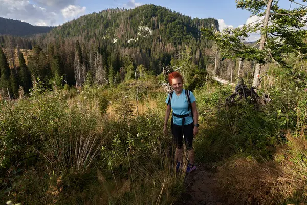 Femme Avec Sac Dos Randonnée Dans Les Montagnes Sur Sentier — Photo