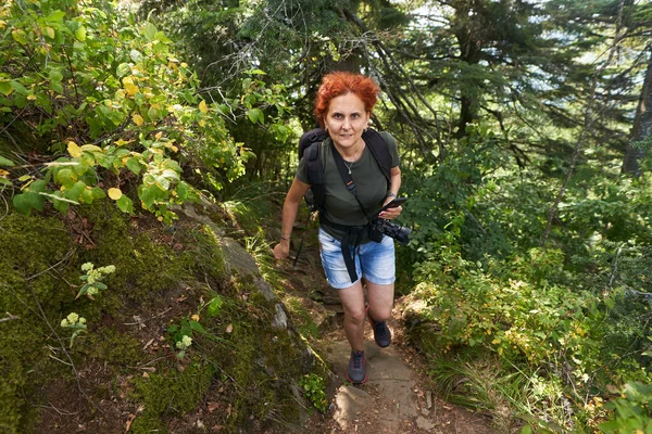Kobieta Turysta Plecakiem Aparatem Wędrówki Górskiego Lasu — Zdjęcie stockowe