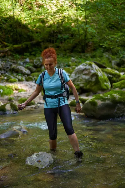 Wanderin Mit Rucksack Erkundet Wilde Schluchten Einem Fluss Mit Stromschnellen — Stockfoto