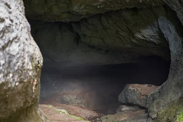 Paysage Une Grotte Creusée Par Eau Dans Les Montagnes Calcaires — Photo