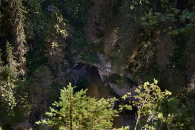 Karst kompleksinin bir parçası olan kireçtaşı bir dağda kazılmış bir mağaranın girişi.
