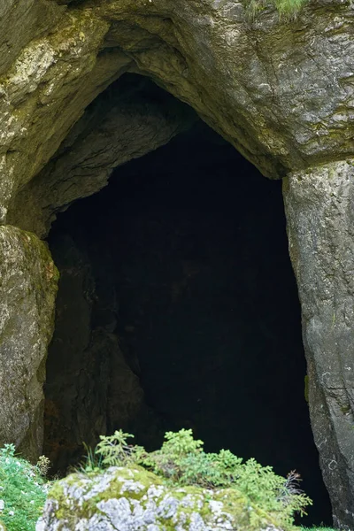 Entrada Uma Caverna Cavada Uma Montanha Calcário Parte Complexo Carste — Fotografia de Stock