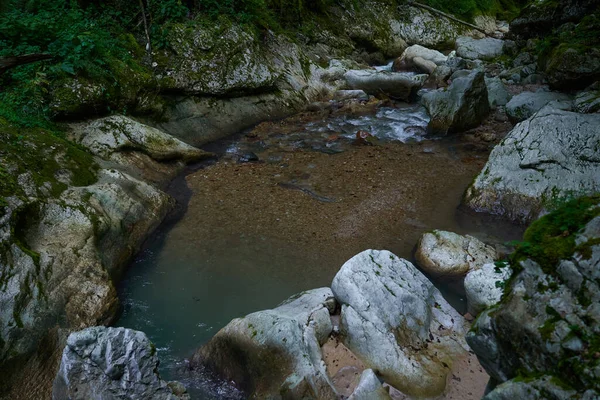 Pemandangan Lanskap Sungai Pegunungan Mengukir Jalan Melalui Ngarai Dengan Batu — Stok Foto