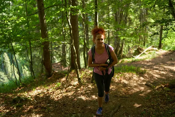 Vrouw Wandelaar Met Rugzak Wandelen Het Bergwoud — Stockfoto