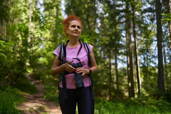 Žena Turistka Batohem Pěší Turistika Horského Lesa — Stock fotografie