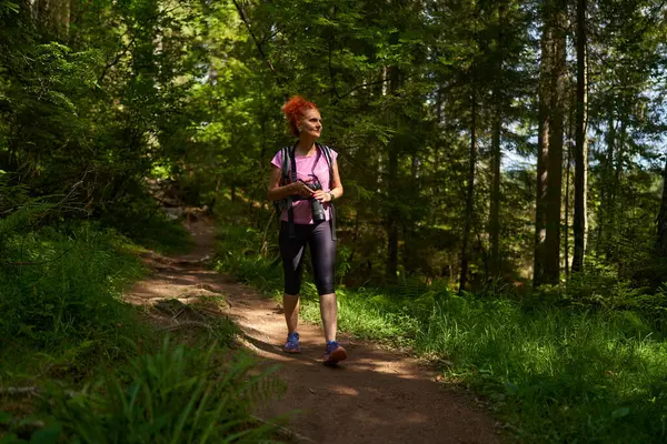 Femme Randonneur Avec Sac Dos Randonnée Dans Forêt Montagne — Photo