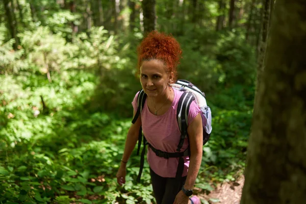 Kobieta Turysta Plecakiem Wędrówki Górskiego Lasu — Zdjęcie stockowe