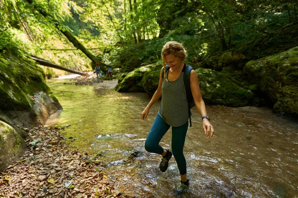Mujer Con Mochila Explorando Desfiladero Río Montaña — Foto de Stock
