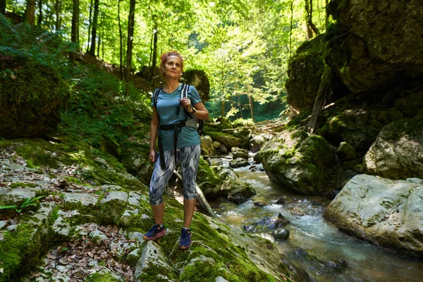 Femme Avec Sac Dos Explorant Une Gorge Une Rivière Montagne — Photo