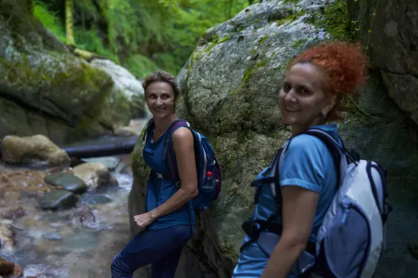 Wanderinnen Mit Rucksäcken Erkunden Eine Üppige Schlucht Und Einen Fluss — Stockfoto