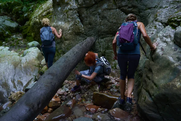 Wanderinnen Mit Rucksäcken Erkunden Eine Üppige Schlucht Und Einen Fluss — Stockfoto