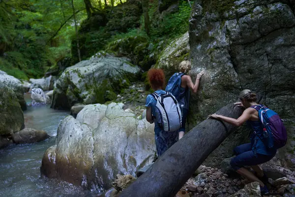 Mujeres Excursionistas Con Mochilas Explorando Exuberante Cañón Río — Foto de Stock