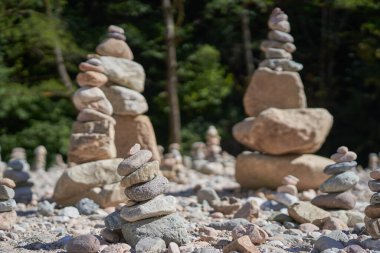 Nehir çakıl taşları ve taşlar sahildeki kule yapılarına yerleştirildi.