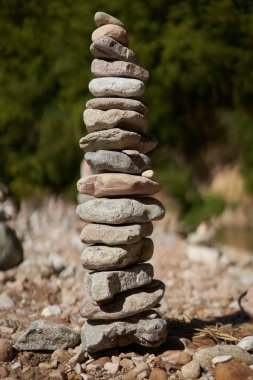 Nehir çakıl taşları ve taşlar sahildeki kule yapılarına yerleştirildi.
