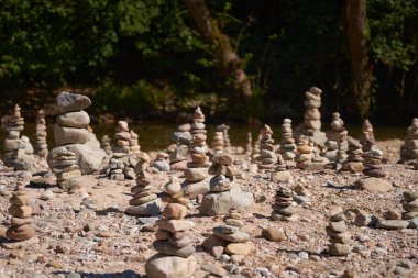 Nehir çakıl taşları ve taşlar sahildeki kule yapılarına yerleştirildi.