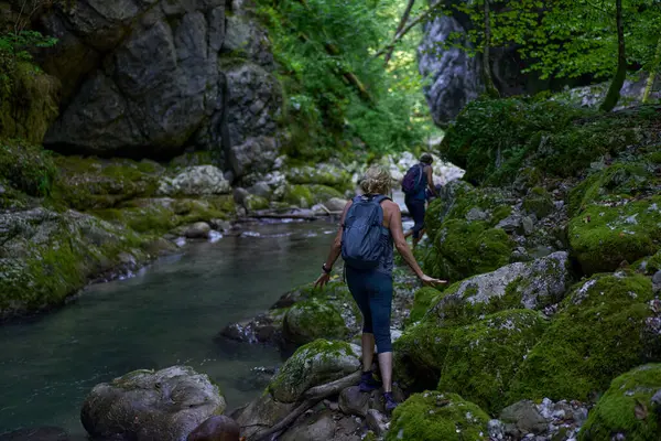 Kvinnor Vandrare Med Ryggsäckar Utforska Grönskande Ravin Och Flod — Stockfoto
