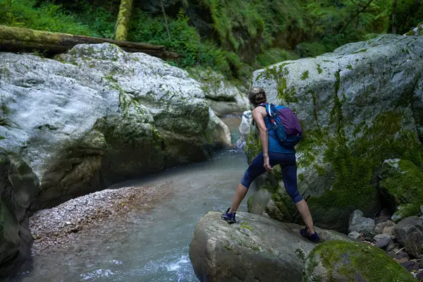 Vrouw Wandelaar Met Rugzak Verkennen Van Een Weelderige Canyon Met — Stockfoto