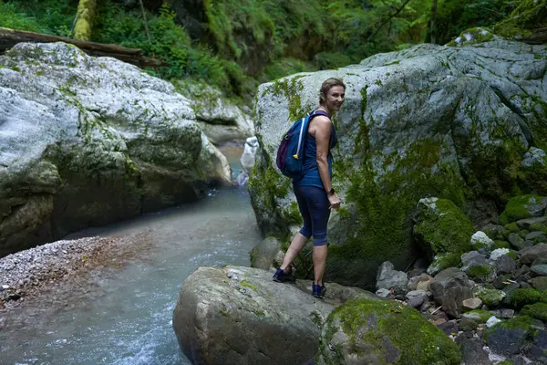 Vrouw Wandelaar Met Rugzak Verkennen Van Een Weelderige Canyon Met — Stockfoto