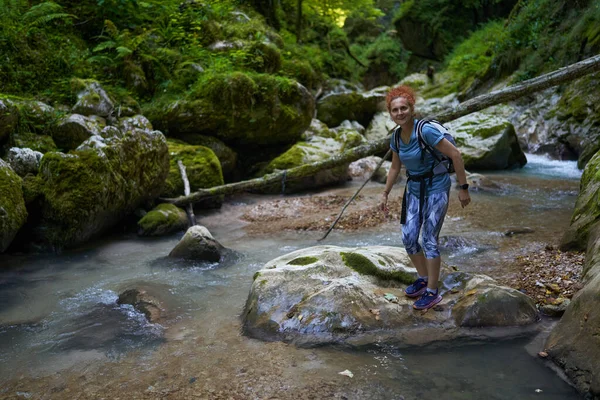 Mujer Excursionista Con Mochila Explorando Exuberante Cañón Con Río — Foto de Stock