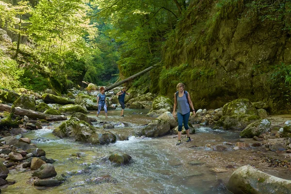 Kvinnor Vandrare Med Ryggsäckar Utforska Grönskande Ravin Och Flod — Stockfoto