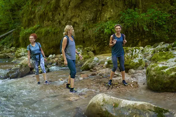 Kvinner Turgåere Med Ryggsekker Som Utforsker Frodig Canyon Elv – stockfoto