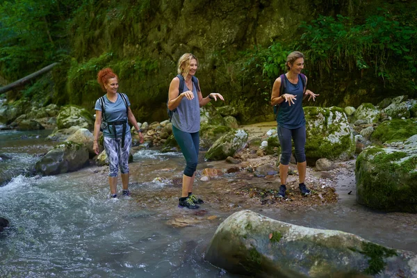 Mujeres Excursionistas Con Mochilas Explorando Exuberante Cañón Río — Foto de Stock