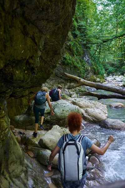 Vrouwen Wandelaars Met Rugzakken Verkennen Een Weelderige Canyon Een Rivier — Stockfoto
