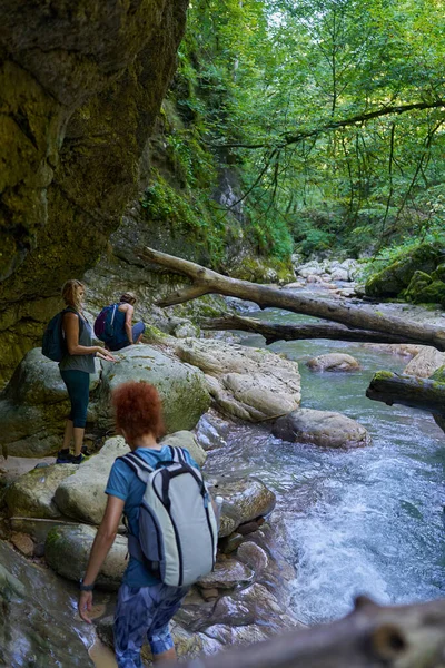 Mujeres Excursionistas Con Mochilas Explorando Exuberante Cañón Río —  Fotos de Stock