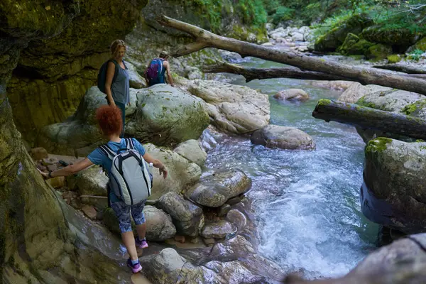 Mujeres Excursionistas Con Mochilas Explorando Exuberante Cañón Río —  Fotos de Stock